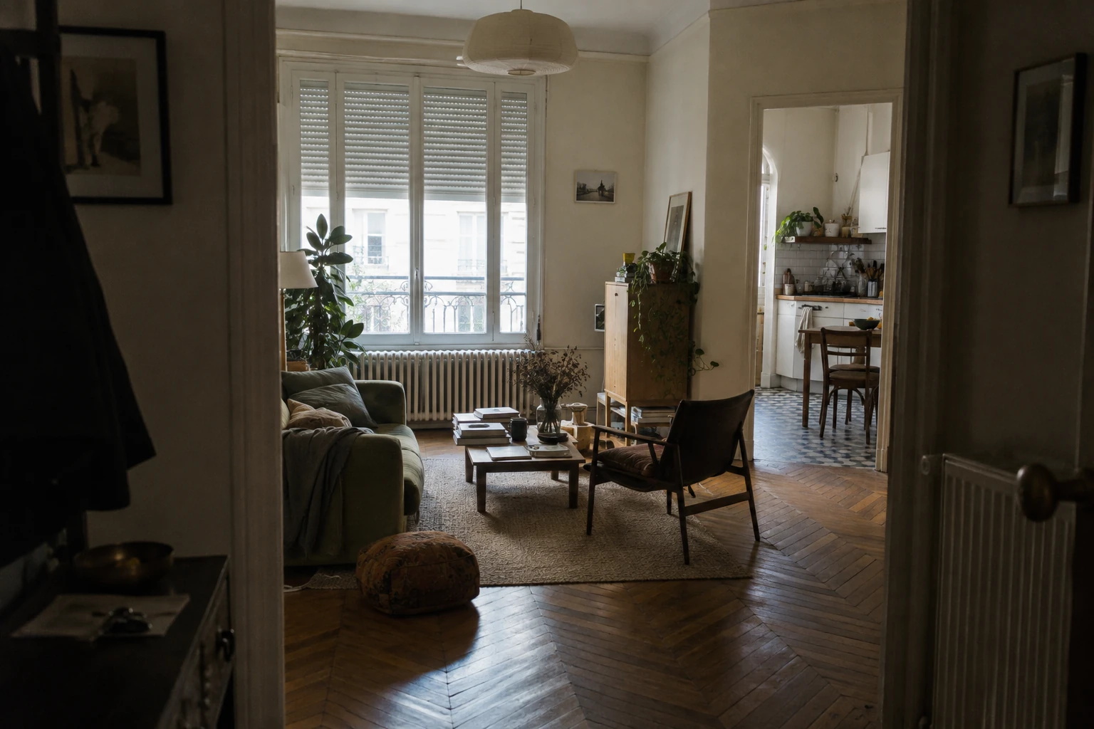 Appartement vu du couloir, parquet et volets